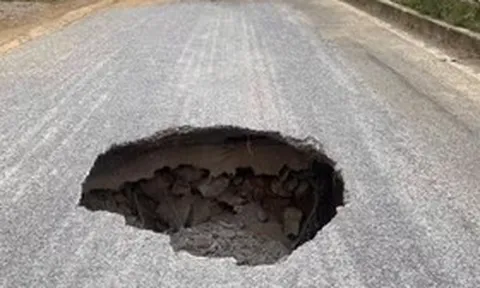 Xuất hiện hố sụt sâu 3m trên Quốc lộ 3B, chuyên gia cảnh báo gì?