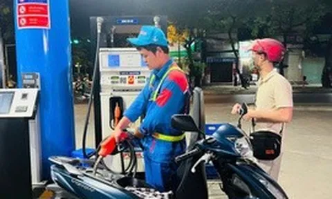 Giá xăng E10 giảm hơn 1.800 đồng/lít