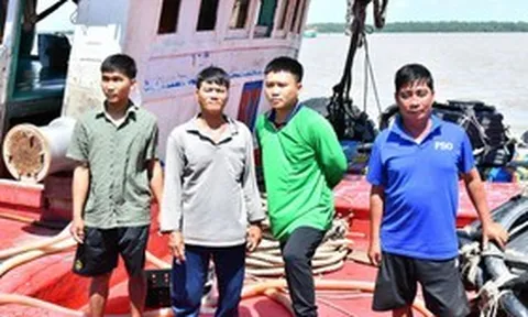 Vỡ òa niềm vui đón 4 ngư dân trở về sau nhiều giờ lênh đênh trên biển