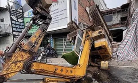 Xe múc lật ngửa giữa đường, giao thông ùn tắc hơn 1km