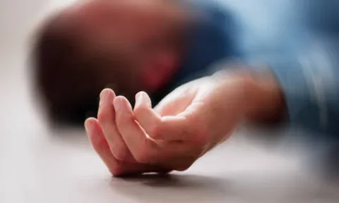 Người đàn ông 69 tuổi đột ngột tử vong khi đi tiểu đêm, bác sĩ chỉ thẳng 3 thói quen "cực độc"