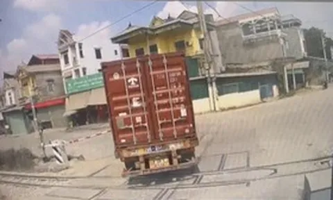 Xe đầu kéo vượt đèn đỏ, tông gãy cần chắn đường sắt bị phạt lên đến 25 triệu đồng
