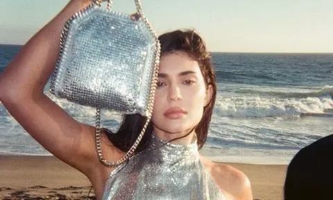Kylie Jenner gây tranh cãi khi diện thiết kế đắt giá của Victoria’s Secret