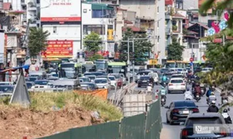 Dòng phương tiện nối đuôi nhau nhích từng chút qua khu vực thi công cầu Tứ Liên