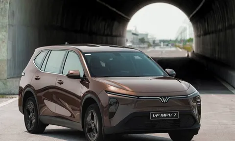 Người dùng Việt ưng VinFast VF MPV 7: Nhàn hơn khi dừng đèn đỏ, thuận tiện đỗ xe