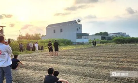 Clip: Cảnh sát vũ trang vây bắt 2 đối tượng cầm kiếm cố thủ trên mái nhà ở Thanh Hóa
