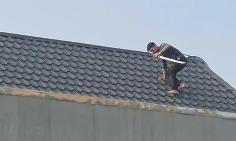 Đã bắt được 2 đối tượng cầm kiếm cố thủ hơn 10 giờ trên mái nhà ở Thanh Hóa