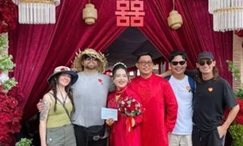 Đi ngang đám cưới ở Cần Thơ, nhóm khách Mỹ được gia chủ mời vào chung vui