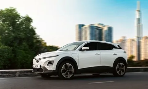 Chủ xe VinFast VF 6: Đi làm giờ cao điểm vẫn nhàn chân phanh