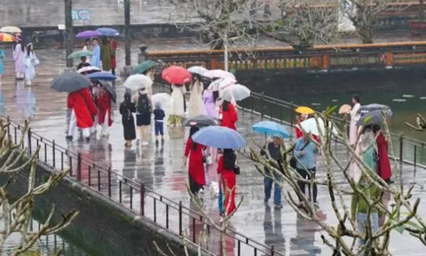 Huế làm gì để ngành du lịch “sống chung” với… mưa?