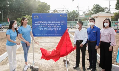 Cận Tết, Hoa hậu Thùy Tiên trao tặng khu vui chơi cho trẻ em tại Củ Chi