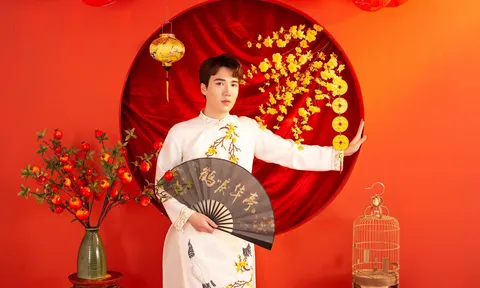 Ca sĩ Nguyễn Đức Trung diện áo dài đón Tết dân tộc
