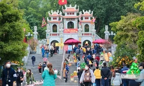 Du khách tấp nập đổ về đền Bà Chúa Kho xin lộc