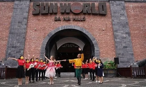 Đông đảo du khách hào hứng thăm Sun World Ba Na Hills ngày đầu mở cửa
