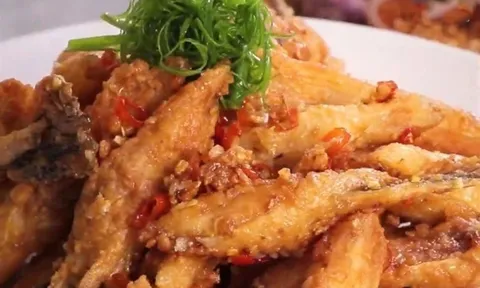 Món ngon cuối tuần: Vây cá hồi chiên tỏi thơm lừng, giòn rụm