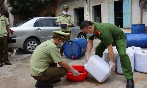 Ngăn chặn kịp thời phương tiện vận chuyển 1.500 lít ‘mỡ gà bẩn’ trên đường đi tiêu thụ