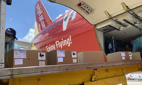 Chuyến bay Vietjet chở 200 máy thở cao cấp từ Đức về tới TPHCM
