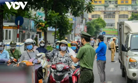 Nhiều chốt kiểm soát ở Hà Nội ùn ứ sau khi có quy định mới về giấy đi đường