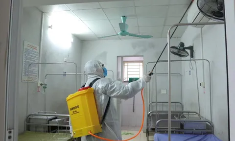 Tuyệt đối không phun khử khuẩn trực tiếp lên nhân viên y tế, người bệnh, người nhà