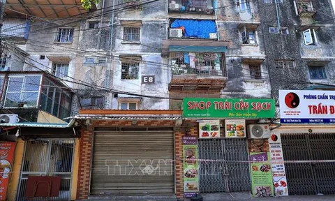 Phong tỏa tòa nhà E8 Thanh Xuân Bắc, Hà Nội