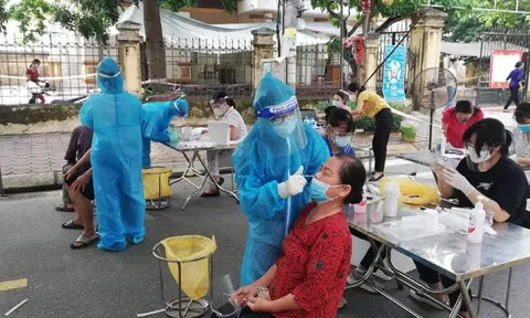 ‘Thắp đèn’ xét nghiệm diện rộng và tiêm vắc xin