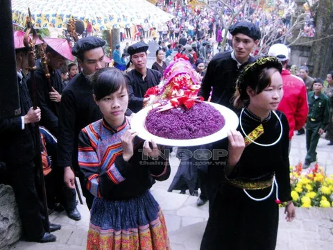 Xuân về trẩy hội đền Đuổm