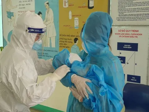 Cha mẹ cần làm gì khi trẻ mắc COVID-19?