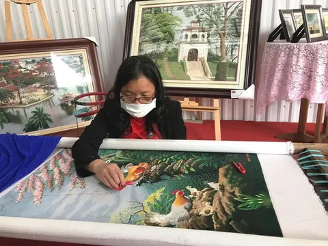 Về thăm ‘cái nôi’ của nghề 'thêu gà thêu vịt thêu hoa trên cành'
