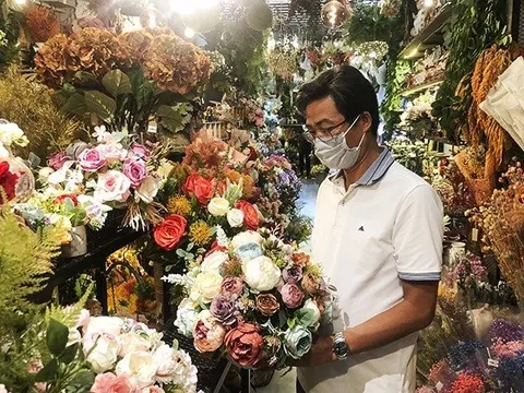 Thị trường quà tặng 8/3: Hoa in chữ độc lạ hút khách