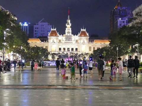 Mở cửa du lịch: Để du khách đến 'tiêu tiền' chứ không phải 'bị làm phiền'