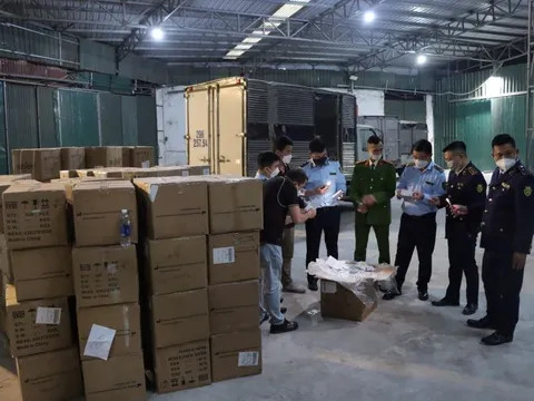 Hà Nội: Thu giữ lô kit test Covid-19 và thuốc tân dược trị giá trên 10 tỷ đồng