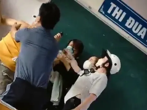 Vụ phụ huynh hùng hổ xông vào lớp đánh bạn của con gái: Nhà trường nói gì?