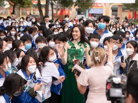 Hoa hậu Đỗ Hà được chào đón nồng nhiệt tại quê nhà sau khi giành top 13 Hoa hậu thế giới