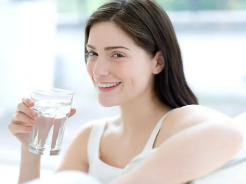 Uống nước khi bụng đói có lợi ích sức khỏe như thế nào?