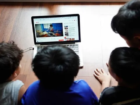 ["Rác" trên mạng xã hội] Bài 3: "Thả nổi" trẻ em trên không gian mạng