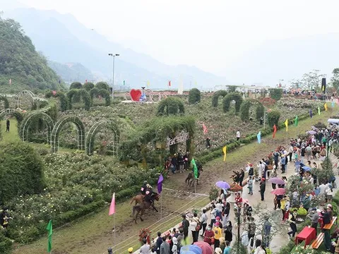 Sa Pa lập kỷ lục mới với 'Vó ngựa trên mây' và Caraval đường phố đậm đà bản sắc