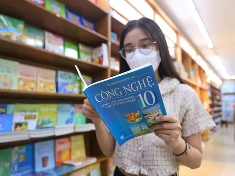 Giá SGK lớp 3, 7, 10 theo chương trình mới tăng vọt, phụ huynh gặp áp lực
