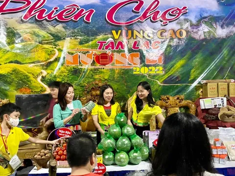 Phiên chợ vùng cao tôn vinh bản sắc văn hóa, con người tỉnh Hòa Bình