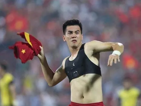 Bí ẩn chiếc áo “crop-top” của Tiến Linh