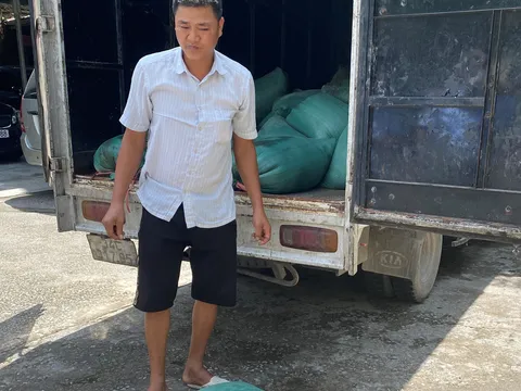 Lực lượng QLTT phát hiện gần 2 tấn mỡ lỏng đựng trong nilon đang bốc mùi hôi thối