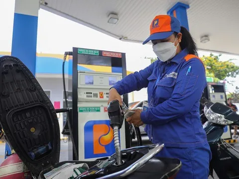 Thủ tướng yêu cầu theo dõi kỹ thông tin nhập khẩu xăng dầu từ Malaysia