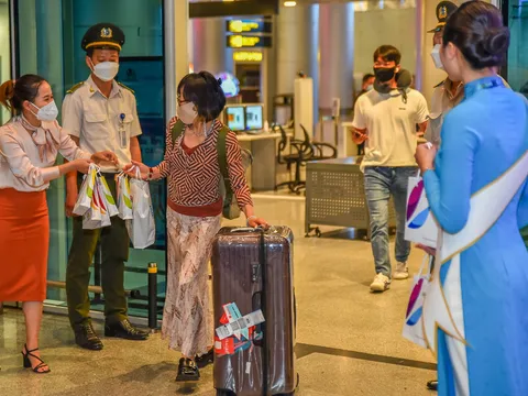 Du khách đổ xô đến miền Trung dịp hè