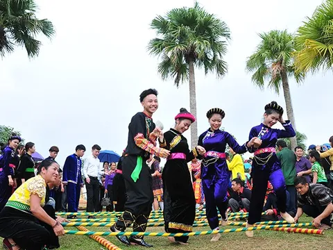 Triển lãm "Đặc trưng văn hóa các dân tộc vùng Tây Bắc"
