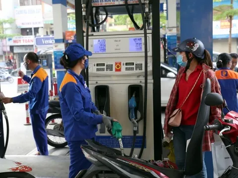 Giá xăng dầu giảm liên tiếp lần thứ 5, giảm từ 900 đồng đến 1.200 đồng mỗi lít