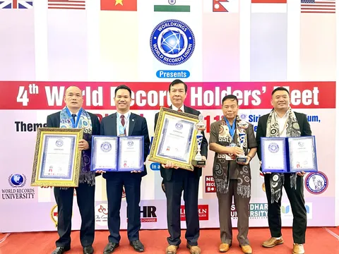Gốm Đất Việt được trao kỷ lục đơn vị sản xuất ngói đất sét nung lớn nhất Thế giới