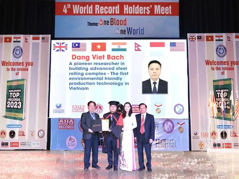 'Doanh nhân Đặng Việt Bách' được trao danh hiệu Tiến sĩ danh dự của WRU