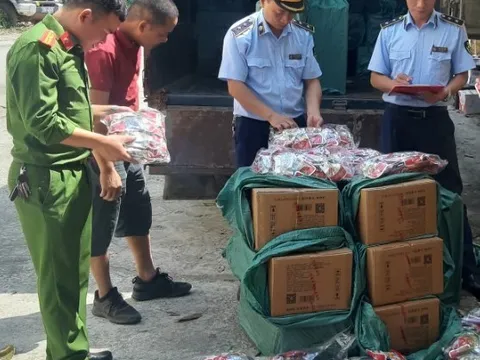 Lạng Sơn: Thu giữ gần 6.000 túi chân gà không rõ nguồn gốc