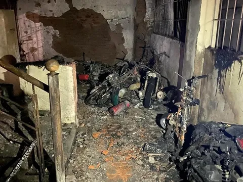 Cầu Giấy (Hà Nội): Giải cứu 11 người mắc kẹt trong đám cháy trong ngôi nhà 6 tầng