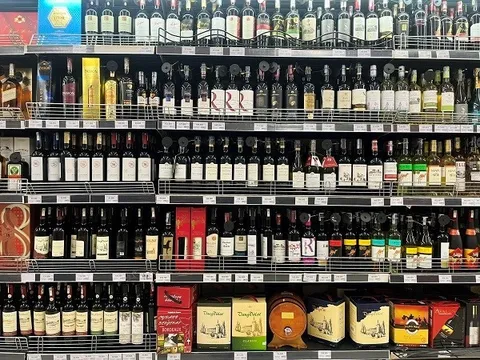 Thận trọng khi mua rượu trôi nổi, không rõ nguồn gốc