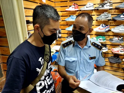 Lượng lớn hàng giả, hàng nhái bị tịch thu từ “thiên đường mua sắm” Sài Gòn Square